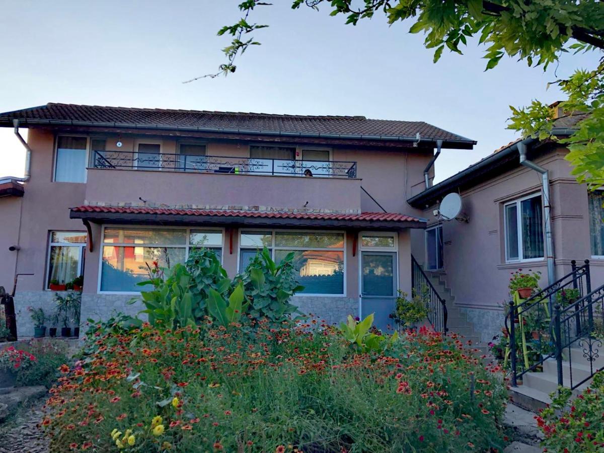 Guest House Ezerets Bagian luar foto