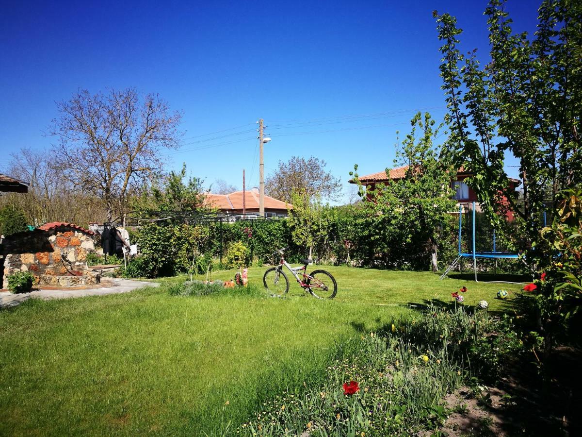 Guest House Ezerets Bagian luar foto